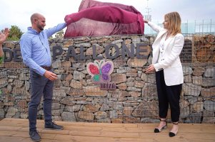 El padre de Yaiza y la alcaldesa de Sant Boi durante el descubrimiento de la mariposa que recuerda a la pequeña