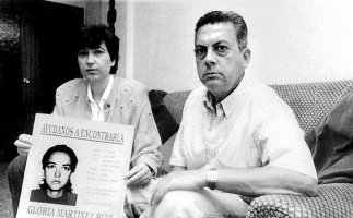 Padres de Gloria Martínez con el cartel de desaparición de su hija Padres de Gloria Martínez con el cartel de desaparición de su hija