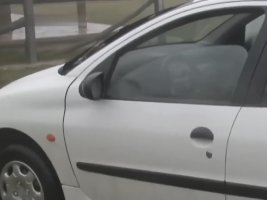 Detalle de la ventanilla bajada del coche de Sheila en el lugar del crimen Detalle de la ventanilla bajada del coche de Sheila en el lugar del crimen