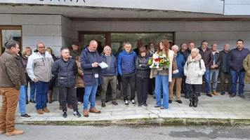 Un momento de la lectura de la declaración, por parte del alcalde de Degaña Un momento de la lectura de la declaración, por parte del alcalde de Degaña