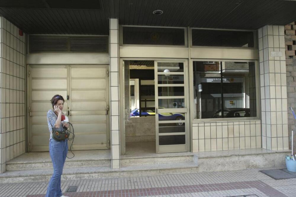 Portal de la vivienda de la calle Jesús María Ordoño donde se cometió un triple crimen en 2004