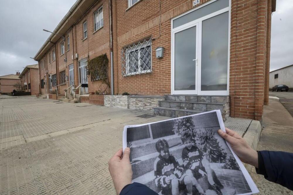 En la imagen en blanco y negro, Francisco Javier, que apareció degollado, junto a su hermano Sergio, sentados en la puerta de su casa de Melgar
