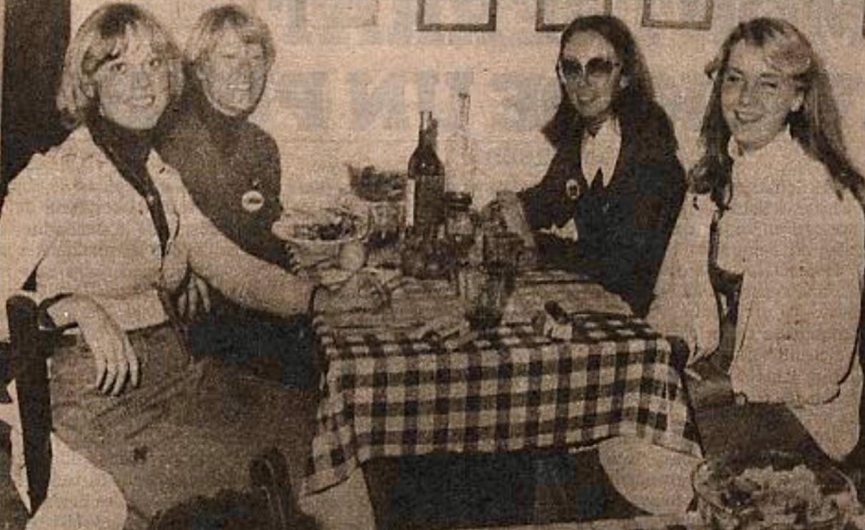 Cristina, a la izquierda, cenando con tres amigas extranjeras en su pizzería favorita de Palma