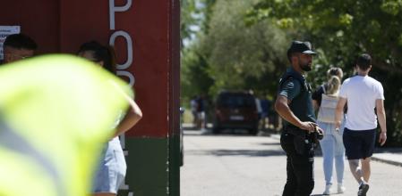 Un agente de la Guardia Civil vigila la entrada al campo de fútbol de Mocejón (Toledo) donde un niño de 11 años fue asesinado este domingo