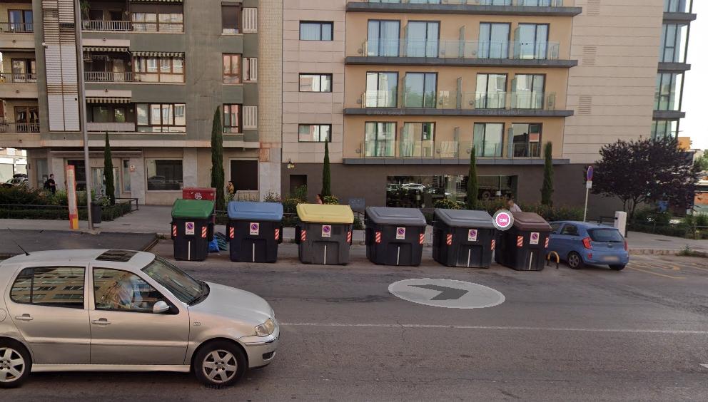 Éste es el punto en el que se localiza la parada del bus 104 y la batería de contenedores, punto central de la investigación