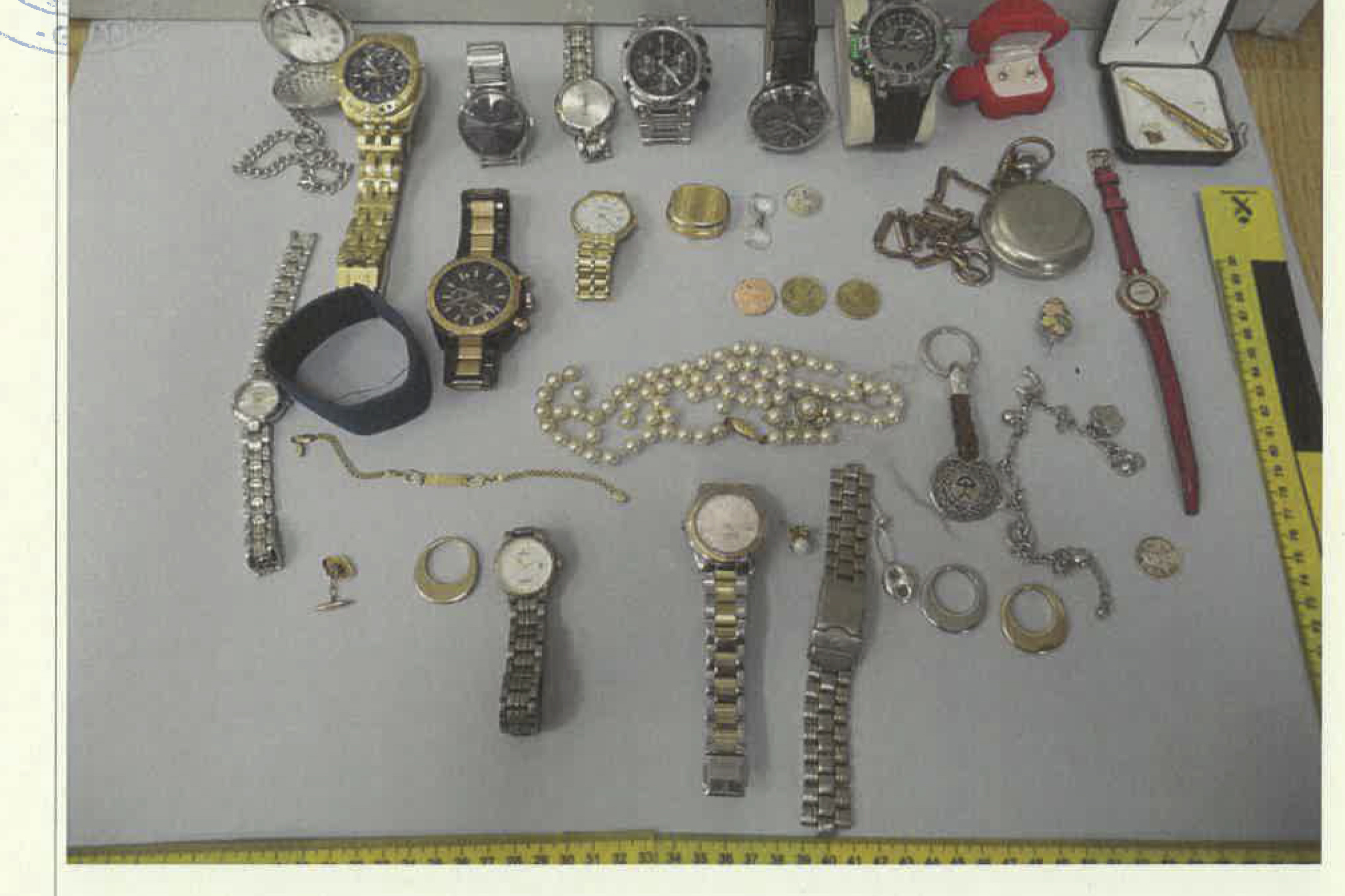 Objetos y joyas de valor encontrados.